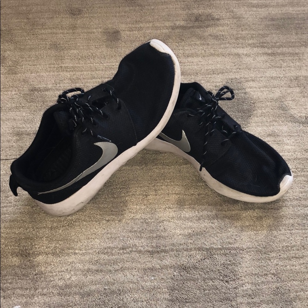 Black Nike Roshe